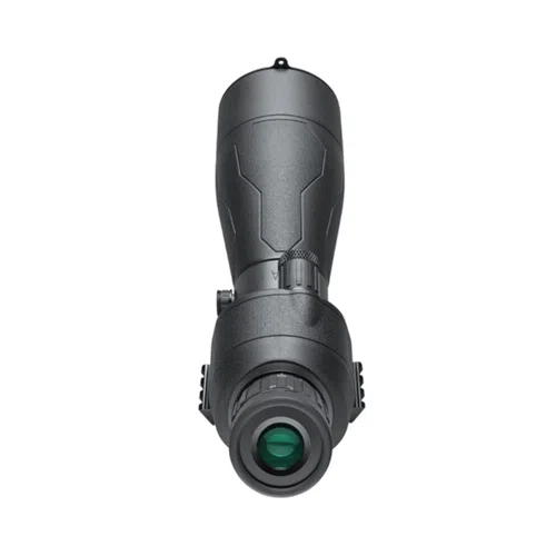 Desde el extremo del ocular se ve un monocular negro con un diseño elegante y cilíndrico, similar al telescopio Spotter Bushnell Engage 20-60x80mm. El dispositivo cuenta con una empuñadura texturizada y un anillo de enfoque ajustable. La lente de color verde y los sutiles patrones geométricos en su cuerpo le suman elegancia.