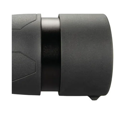 Imagen de primer plano de un objeto cilíndrico con una superficie gris oscura texturizada en un lado y una superficie negra lisa en el medio, probablemente parte del Telescopio Spotter Bushnell Engage 20-60x80mm, un sofisticado instrumento óptico.