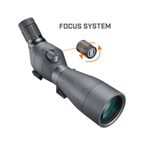 El telescopio de observación Bushnell Engage 20-60x80mm es un telescopio de observación negro con empuñadura texturizada y rueda de enfoque ajustable, denominada "Focus System". Cuenta con dos perillas de ajuste (una ubicada en la parte superior y la otra en el lateral) con flechas que indican sus funciones específicas. La lente grande se muestra de forma destacada en primer plano.