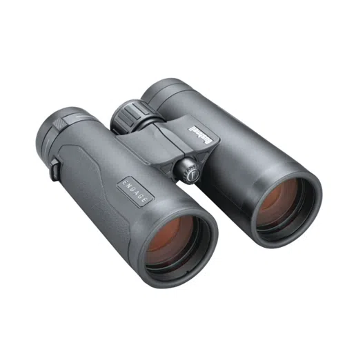 Un par de binoculares Engage 8x42mm Bushnell vistos desde un ángulo, mostrando las lentes y la empuñadura texturizada. La palabra "Engage" es visible en el costado, marcada como 8x42mm. Los binoculares tienen una rueda de enfoque central y parecen diseñados de manera resistente para uso en exteriores.