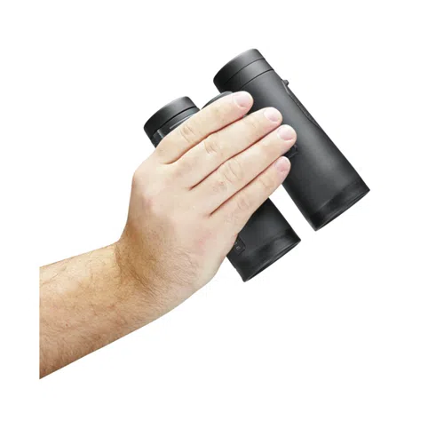 Una mano sosteniendo un par de binoculares Bushnell Binocular Engage 8x42mm negros sobre un fondo blanco liso.