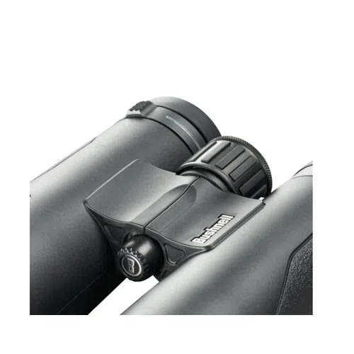 Primer plano de un par de binoculares Engage 8x42mm Bushnell en color negro, en el que se puede apreciar la rueda de enfoque central y la bisagra que conecta los dos cilindros ópticos. La marca "Bushnell" se ve claramente en el mecanismo de la bisagra. Los binoculares presentan un diseño elegante con empuñaduras texturizadas.