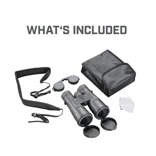 Un juego de binoculares Binocular Legend 10x50 de Bushnell con tapas para lentes, correa de transporte, estuche de transporte y paño de limpieza presentados en un arreglo. El texto sobre los elementos dice "QUÉ INCLUYE".
