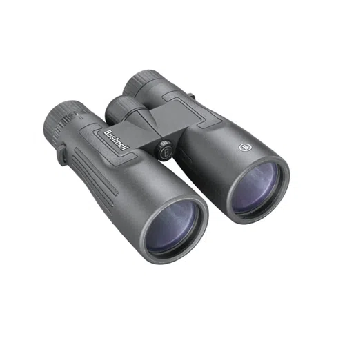 Un par de binoculares Legend 10x50 de Bushnell en color negro, con empuñaduras texturizadas, perillas de ajuste del zoom y lentes objetivos de gran tamaño. Los binoculares están ligeramente inclinados, lo que deja al descubierto los oculares y el logotipo de Bushnell en el lateral.