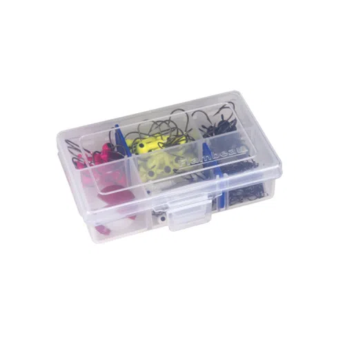 La Caja De Pesca Transparente 1002 - Tuff Tainer Flambeau está diseñada con habilidad y cuenta con varios compartimentos para organizar sus elementos esenciales de pesca. Contiene de forma segura diversos artículos, como señuelos de color rojo y amarillo brillantes, todos firmemente asegurados con un pestillo frontal resistente.