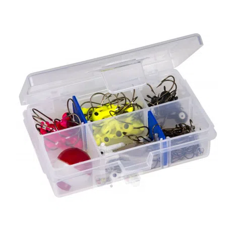 La Caja De Pesca Transparente 1002 - Tuff Tainer Flambeau es una caja de plástico transparente con tapa abierta que contiene varios señuelos de pesca, incluidos cebos y anzuelos de colores organizados en compartimentos individuales. La caja contiene señuelos rojos, amarillos y azules junto con una variedad de anzuelos y accesorios para aparejos.