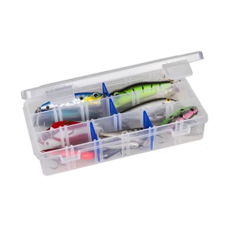 Caja de pesca transparente 2003 - Tuff Tainer Flambeau con múltiples compartimentos que contienen varios señuelos de pesca de colores. La tapa está abierta y muestra señuelos en tonos de verde, azul, rojo y rosa. Cada señuelo tiene anzuelos adjuntos.