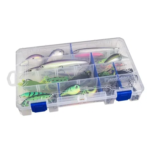 La caja de pesca transparente 4007 - Tuff Tainer Flambeau viene con pestillos azules y está diseñada para guardar varios señuelos de pesca en colores verde brillante, plateado y rosa. Sus compartimentos ofrecen un almacenamiento organizado para todas sus necesidades de aparejos.