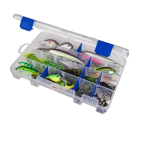 Caja de Pesca Transparente 4007 - Tuff Tainer Flambeau con cierre azul que contiene varios señuelos de pesca de diferentes colores y formas. Algunos compartimentos también contienen anzuelos y otros pequeños accesorios. La caja está abierta, mostrando su contenido ordenado de forma ordenada.
