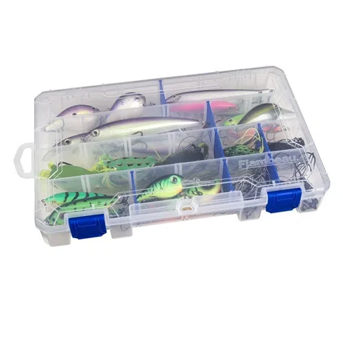 La Caja De Pesca Transparente 5007 - Tuff Tainer Flambeau es una caja de pesca de plástico transparente equipada con múltiples compartimentos que contienen una variedad de señuelos de pesca vibrantes, que muestran patrones similares a peces en colores verde, morado y metálico. Cuenta con un asa conveniente y se sujeta con clips azules.