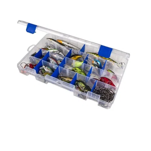 Caja de pesca transparente 5007 - Tuff Tainer Flambeau, una caja de plástico transparente con cierre azul que contiene varios señuelos, anzuelos y aparejos de pesca perfectamente organizados en varios compartimentos. La caja está abierta y muestra la colorida variedad de aparejos de pesca que contiene.