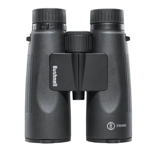Un par de binoculares Prime 12x50 de Bushnell cuentan con empuñaduras texturizadas y un botón de enfoque central. La marca "Bushnell" aparece en el lado izquierdo, con las letras "B" y "PRIME 12X50" destacadas en la parte inferior derecha, lo que resalta sus impresionantes capacidades de zoom.