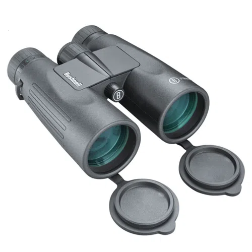 Un par de binoculares Bushnell Prime 12x50 con carcasas negras y lentes de color verde. Las dos tapas de las lentes se muestran abiertas y unidas mediante bisagras. Los binoculares cuentan con una empuñadura texturizada y una rueda de enfoque central para realizar ajustes precisos.