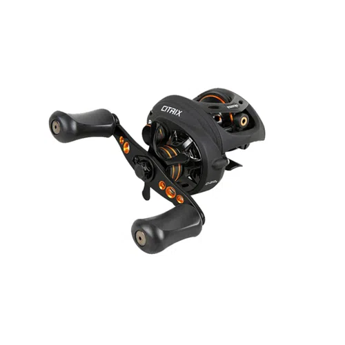 Carrete de pesca baitcasting de color negro con dos empuñaduras ergonómicas y detalles en color naranja, con la inscripción "Carrete Okuma Citrix Ci-364a 150m/0,41mm" impresa en la parte superior. Su diseño incluye múltiples aberturas y componentes detallados, destacando su funcionalidad y artesanía.