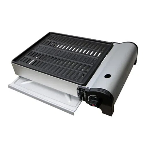 La elegante parrilla eléctrica de encimera, Parrilla Camping A Gas Tocoihue Providus, cuenta con una superficie de cocción antiadherente y una perilla de control de temperatura ubicada convenientemente en el lado derecho. El diseño cuenta con una base plateada con elegantes detalles en negro, que recuerdan el estilo refinado de los artículos para acampar Providus. Además, incluye una bandeja de goteo extraíble debajo para recolectar el exceso de aceite y grasa.