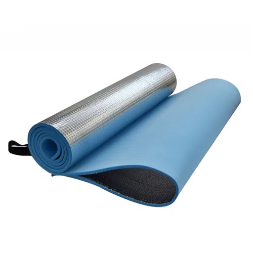 La colchoneta de camping Safari de Eva se presenta enrollada, mostrando su parte inferior plateada reflectante y su parte superior azul sobre fondo blanco. Incluye una práctica correa negra para transportarla fácilmente, lo que la hace ideal para tus aventuras al aire libre.