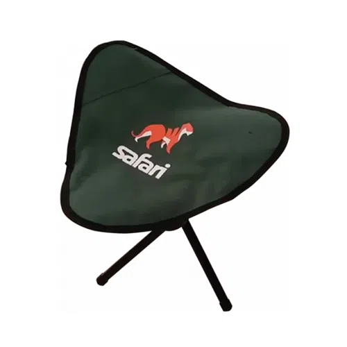 Presentamos el taburete plegable tipo trípode para acampar Piso De Tres Patas SF458 Safari, de color verde y con tres patas negras. La funda del asiento está adornada con la silueta roja de un animal y la palabra "Safari" en texto blanco. Este taburete está diseñado específicamente para uso en exteriores y ofrece una solución de asiento ligera y portátil.