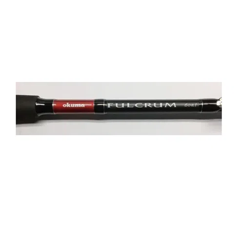 Primer plano de la caña de pescar Caña Botera Fulcrum Ful-B-602h de 1,80 m que muestra "Okuma" en rojo y "Fulcrum" en blanco sobre un fondo negro. El mango de la caña, parcialmente visible, resalta su diseño elegante y moderno.