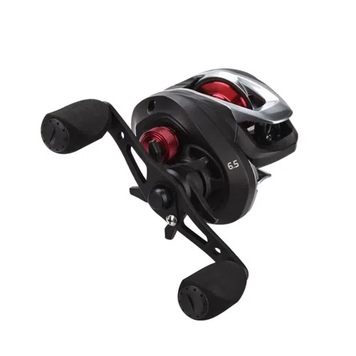 El Carrete Ceymar C100H-A Okuma, un carrete de pesca con baitcasting de color negro y rojo con un diseño elegante, se muestra desde una perspectiva ligeramente inclinada. Este modelo incluye dos empuñaduras ergonómicas con empuñaduras acolchadas y muestra una relación de transmisión de 6,5. Combina componentes metálicos con piezas de plástico resistentes para un rendimiento y una durabilidad mejorados.