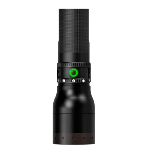 Primer plano de una elegante y moderna linterna Linterna P17r Core 1200 Lum Led Lenser con empuñadura texturizada. El cuerpo está adornado con un prominente botón verde rodeado por un patrón estriado que le suma un diseño sofisticado.