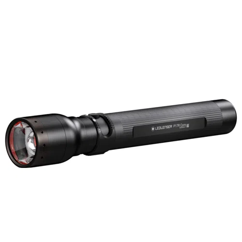 Imagen de una elegante linterna negra con empuñadura texturizada. La marca "Ledlenser" y el modelo Linterna P17r Core 1200 Lum Led Lenser son visibles en el lateral. La linterna tiene un cabezal ancho y un detalle rojo alrededor de la lente.