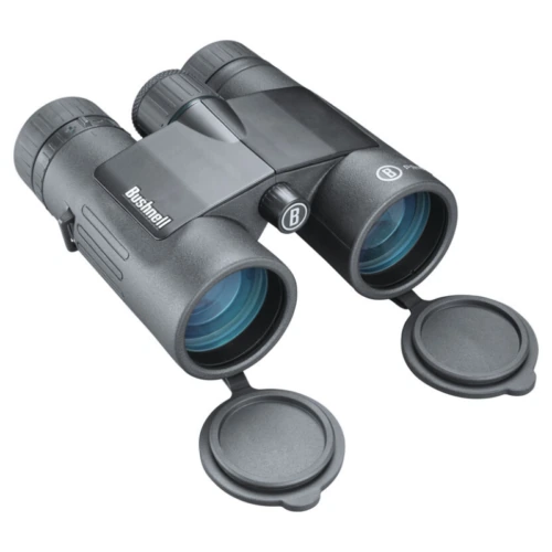 Los binoculares Prime 10x42 de Bushnell cuentan con tapas de lentes abiertas con lentes de color azul y un agarre texturizado. Estos binoculares negros, con una marca destacada, son ideales para los exploradores ávidos.