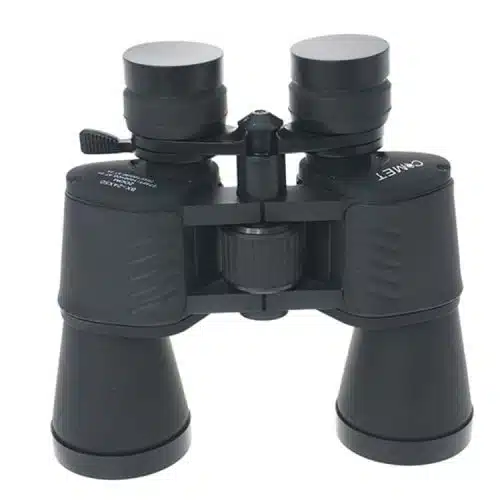 Un par de binoculares negros con empuñaduras texturizadas y lentes de objetivo grandes. El modelo Binocular 8-24x50 Axz101-082450 Comet cuenta con oculares ajustables y una rueda de enfoque central, con el nombre de la marca "Qunet" claramente visible en el lado derecho sobre el ocular.