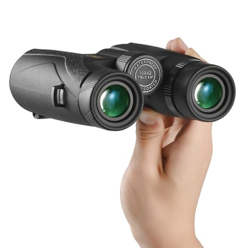 Una persona sostiene un par de binoculares Comet 10x42 W04-1042, destacando su exterior negro y su cómodo agarre. Las lentes de color verde, marcadas con sus especificaciones de resistencia al agua, lo hacen ideal para los exploradores ávidos.