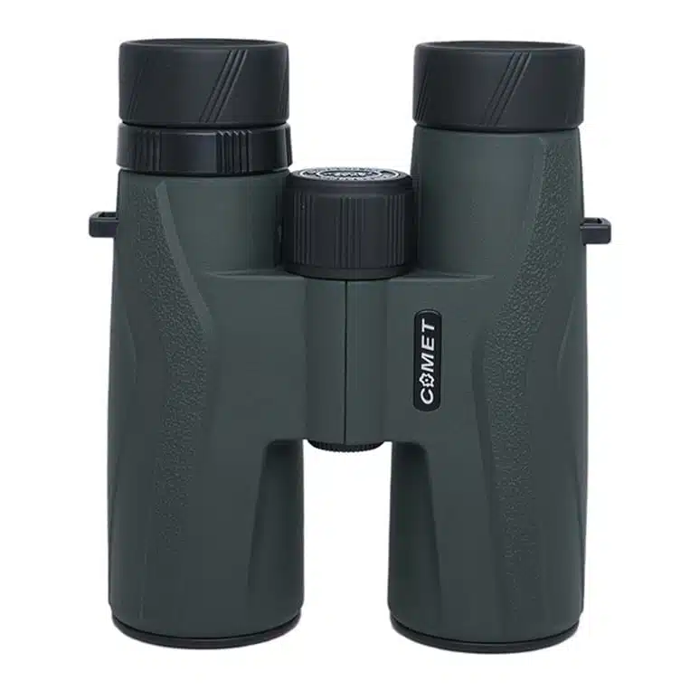 Un par de binoculares verdes 10x42 W04-1042 Comet con oculares negros y perilla de enfoque central. Los binoculares cuentan con empuñaduras texturizadas para un mejor manejo, lo que los hace perfectos para aventuras al aire libre.