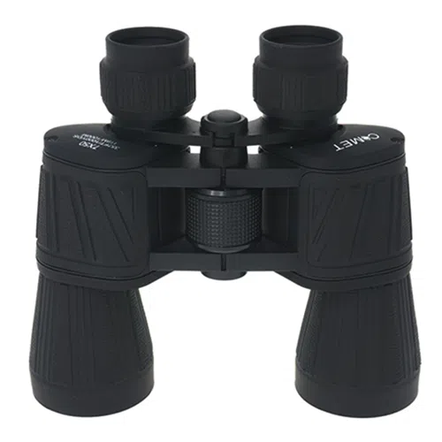 Un par de binoculares Binocular 7x50 Axp101-0750 Comet negros con empuñaduras texturizadas y oculares ajustables. Con un botón de enfoque central, estos binoculares son ideales para actividades al aire libre como la observación de aves o el senderismo. La marca "CAMET" se puede ver en la parte superior.
