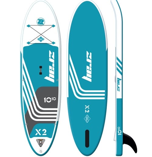 Ilustración de una tabla de surf de remo inflable de color turquesa y blanco con la etiqueta "Zray" y el modelo "Stand UP Paddel X-Rider Deluxe 10". Este diseño incluye rayas blancas, una plataforma antideslizante y una aleta extraíble, lo que la hace perfecta para una emocionante experiencia X-Rider.