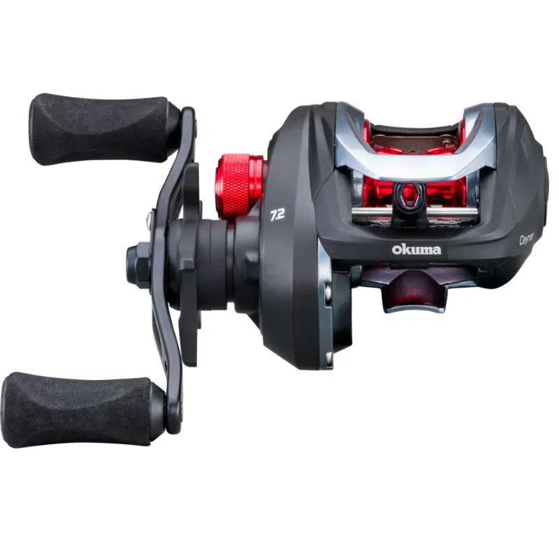 El Carrete Ceymar C101h-A Okuma es un carrete de pesca negro y rojo con dos manivelas y marca visible. Tiene un diseño elegante con un acabado metálico que resalta sus intrincados componentes y, al mismo tiempo, proporciona un agarre suave para cualquier pescador.