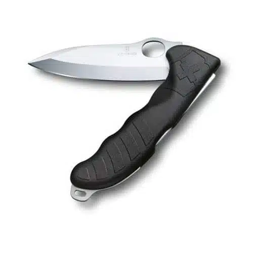 La Cortapluma Hunter Pro Negro Victorinox 0.9411.M3 cuenta con un mango negro con ranuras ergonómicas para un mejor agarre, una hoja de acero inoxidable parcialmente abierta y un pequeño logotipo de cruz suiza en relieve cerca de la bisagra, lo que la hace práctica y elegante.