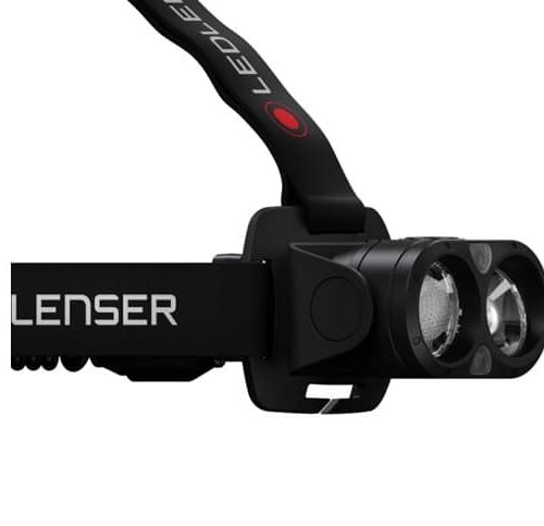 La linterna frontal Led Lenser H19R Core 3500lm presenta un diseño moderno en negro con dos lentes y una correa ajustable. La correa presenta sutilmente la marca "LEd LENSER", lo que realza su apariencia elegante.