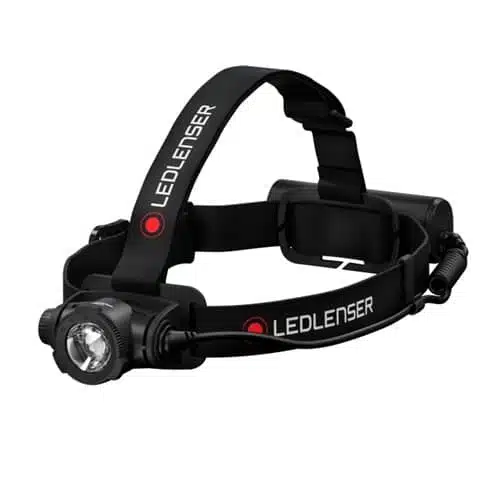 Presentamos la Linterna Frontal Led Lenser H7R Core 1000lm #502122, una linterna frontal LED negra que ofrece una impresionante luminosidad de 1000 lúmenes. Cuenta con correas ajustables con el logotipo "Led Lenser" en un llamativo texto blanco y detalles en rojo. Esta linterna frontal incluye una luz circular en la parte delantera y una batería conectada en la parte trasera para una funcionalidad mejorada.