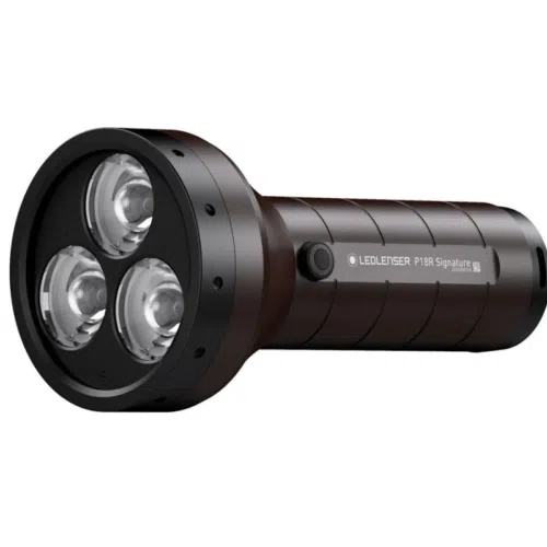 La linterna LED Linterna P18R Signature 4500Lu Led Lenser 502191 en color negro está equipada con tres lentes en la parte frontal. Tiene un diseño cilíndrico y resistente y un práctico botón lateral para su funcionamiento, que muestra con orgullo el nombre de la marca Led Lenser en su lateral.