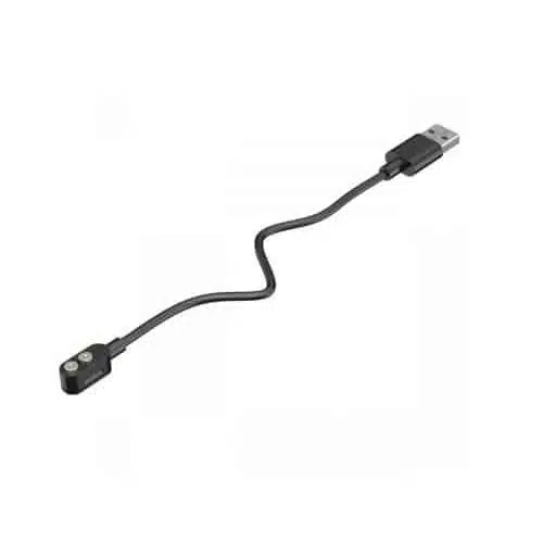 Cable USB corto de color negro con un conector USB-A estándar en un extremo y un conector magnético circular de dos pines en el otro extremo. El Cable Cargador Magnetico 1,2 m Led Lenser 502265 tiene un diseño flexible, ligeramente curvado y se muestra sobre un fondo blanco liso.