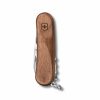 La Cortapluma Evolution Wood 11 Funciones Victorinox 2.3801.63, inspirada en el diseño clásico de Victorinox, presenta un mango de madera adornado con un emblema de cruz y escudo de metal. Esta multiherramienta presenta varias funciones, entre ellas, un sacacorchos y una hoja de cuchillo, que encarnan la combinación perfecta de funcionalidad y estilo.
