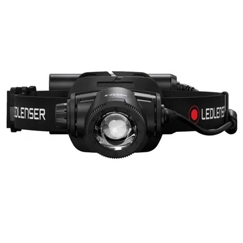 La linterna frontal Led Lenser H7R Core 1000lm #502122 es una linterna frontal negra que cuenta con una correa elástica ajustable y una luz frontal redonda prominente. La marca "Led Lenser" es visible en el costado de la correa. Esta linterna frontal cuenta con un diseño moderno y robusto con un mecanismo de ajuste de enfoque alrededor de la luz.