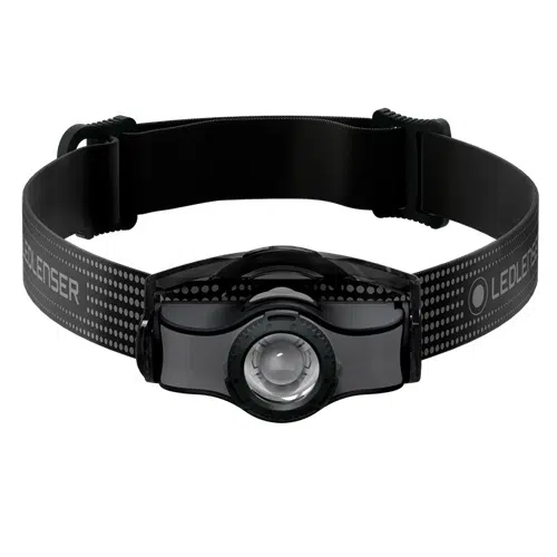 La Linterna Frontal Led Lenser MH3 200lm #501597 cuenta con una linterna frontal LED negra con una banda elástica ajustable, adornada con un patrón de diseño de puntos y el nombre de la marca "Ledlenser". Su luz LED circular y lente de enfoque central garantizan una iluminación óptima, lo que hace que esta versátil solución de iluminación sea perfecta para cualquier aventura.