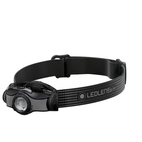 La Linterna Frontal Led Lenser MH3 200lm #501597 es una linterna frontal LED negra versátil con una correa ajustable que presenta el logotipo "LEDLENSER". Incluye una única bombilla grande central que proporciona una iluminación confiable de 200lm, lo que la hace perfecta para cualquier aventura.