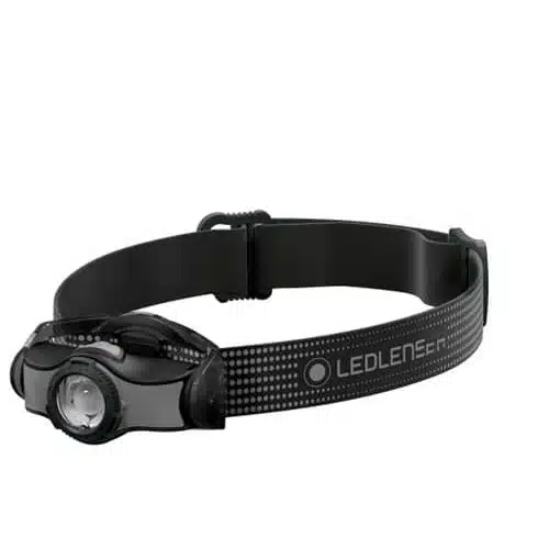 La Linterna Frontal Led Lenser MH3 200lm #501597 es una linterna frontal LED negra versátil con una correa ajustable que presenta el logotipo "LEDLENSER". Incluye una única bombilla grande central que proporciona una iluminación confiable de 200lm, lo que la hace perfecta para cualquier aventura.