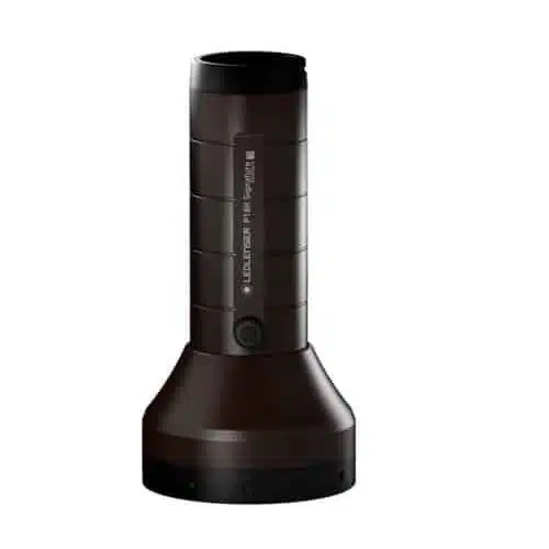 La linterna P18R Signature 4500Lu Led Lenser 502191 es negra y cilíndrica, con una base ancha, ranuras de agarre y un botón lateral. Su diseño elegante y moderno hace que destaque.