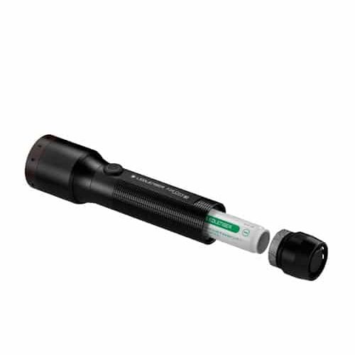 La linterna P5R Core 500Lu Led Lenser 500897, con un elegante diseño negro y un botón plateado, se muestra con el compartimento de la batería abierto. Una batería recargable blanca está parcialmente insertada y la tapa del extremo está separada y colocada cerca. Este modelo ejemplifica la combinación perfecta de funcionalidad y estética moderna de Led Lenser.