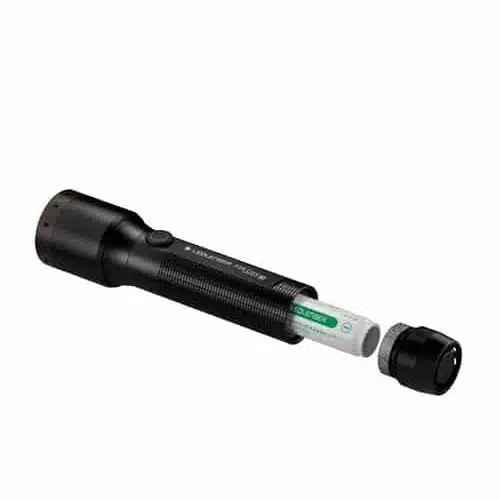 La linterna P5R Core 500Lu Led Lenser 500897, con un elegante diseño negro y un botón plateado, se muestra con el compartimento de la batería abierto. Una batería recargable blanca está parcialmente insertada y la tapa del extremo está separada y colocada cerca. Este modelo ejemplifica la combinación perfecta de funcionalidad y estética moderna de Led Lenser.