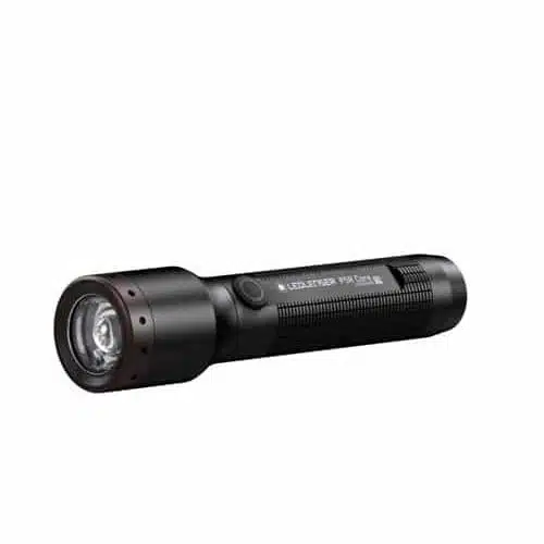 La Linterna P5R Core 500Lu Led Lenser 500897 es una linterna LED negra que cuenta con un cuerpo cilíndrico, empuñadura texturizada y un solo botón lateral. Tiene una lente redonda en la parte delantera para la bombilla de 500 lúmenes, lo que la hace compacta y portátil.