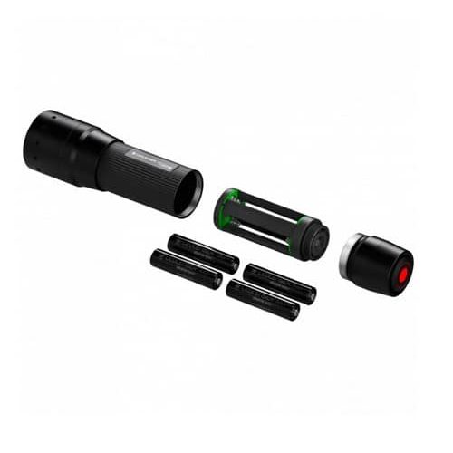 Se muestra una linterna P7 Core 450Lu Led Lenser 502180 desmontada, en color negro, con sus componentes dispuestos: un cuerpo de linterna, un portapilas, una tapa de extremo con un botón rojo y cuatro pilas AA.