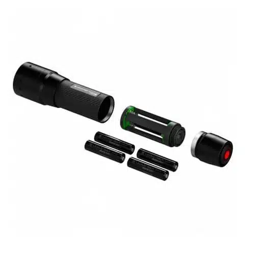 Se muestra una linterna P7 Core 450Lu Led Lenser 502180 desmontada, en color negro, con sus componentes dispuestos: un cuerpo de linterna, un portapilas, una tapa de extremo con un botón rojo y cuatro pilas AA.