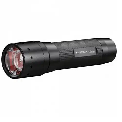 La Linterna P7 Core 450Lu de Led Lenser es una linterna de mano negra con empuñadura texturizada y un anillo rojo alrededor de la lente. Su cuerpo cilíndrico lleva la marca "Ledlenser P7 Core", mostrando un diseño que parece resistente y adecuado para diversos usos al aire libre o de emergencia.