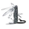 La navaja suiza Victorinox Cortapluma Skipper Camo 17 funciones 0.8593.W942 cuenta con 17 funciones, entre ellas una hoja, un sacacorchos, un cuchillo de sierra, alicates y un abridor de botellas. Su empuñadura de camuflaje gris le aporta estilo, mientras que un cordón negro ofrece opciones de transporte prácticas.